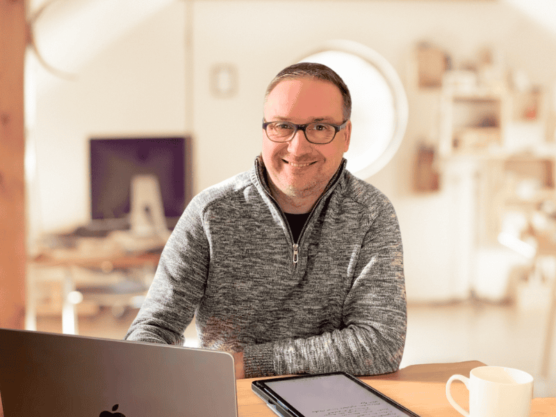 André Bosse am Schreibtisch sitzend
